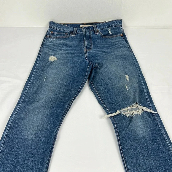 Levi’s Women’s 28 Wedgie Button Fly Distressed Medium Wash Jean - Picture 9 of 14